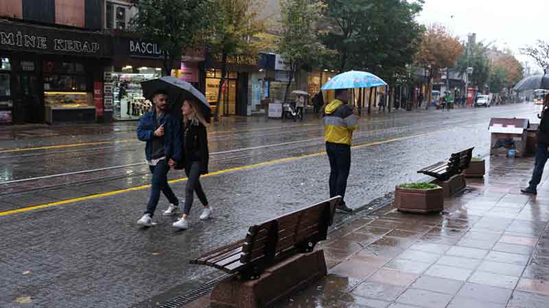 Eskişehir bu pazar sabah saatlerinden beri yağmur altında. İşte yağmura adeta "susayan" kentten yağmur görüntüleri