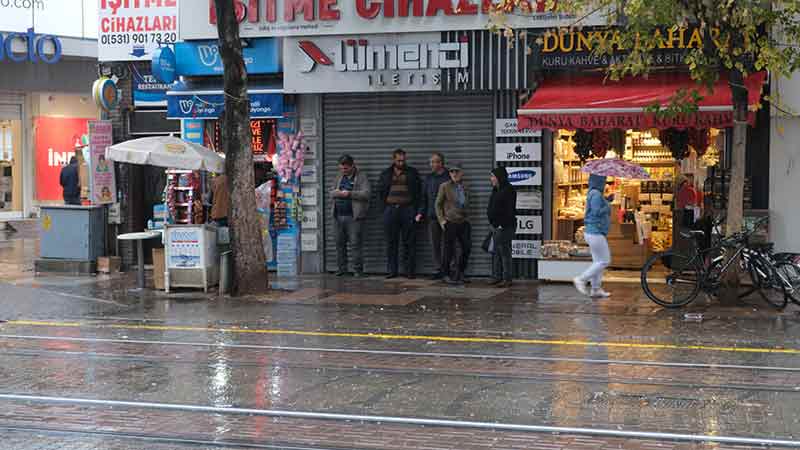 Eskişehir bu pazar sabah saatlerinden beri yağmur altında. İşte yağmura adeta "susayan" kentten yağmur görüntüleri