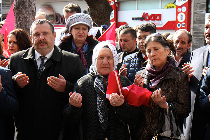 Eskişehir'de Türkiye Kamu-Sen İl Temsilciliği üyeleri, Türk Silahlı Kuvvetleri'nin (TSK) Afrin'de yürüttüğü "Zeytin Dalı Harekatı"na destek verdi.