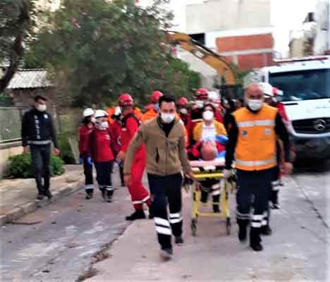 Emine Eren’in ardından torunu ve birkaç metre ilerideki eşinin cansız bedeni çıkartıldı. Enkazdan çıkarılma süresi ve sonrasında sürekli olarak, “Yavrum içeride kaldı. Ben onun elini hiç bırakmadım” diyerek gözyaşı döken yaşlı kadın, duygusal anların yaşanmasına neden oldu.