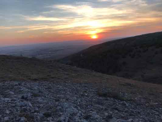 Eskişehir il sınırında bulunan ve Karadeniz ile İç Anadolu Bölgesi’nin sınırını oluşturan Sündiken sıra dağlarında gün batımı manzarası nefes kesti.