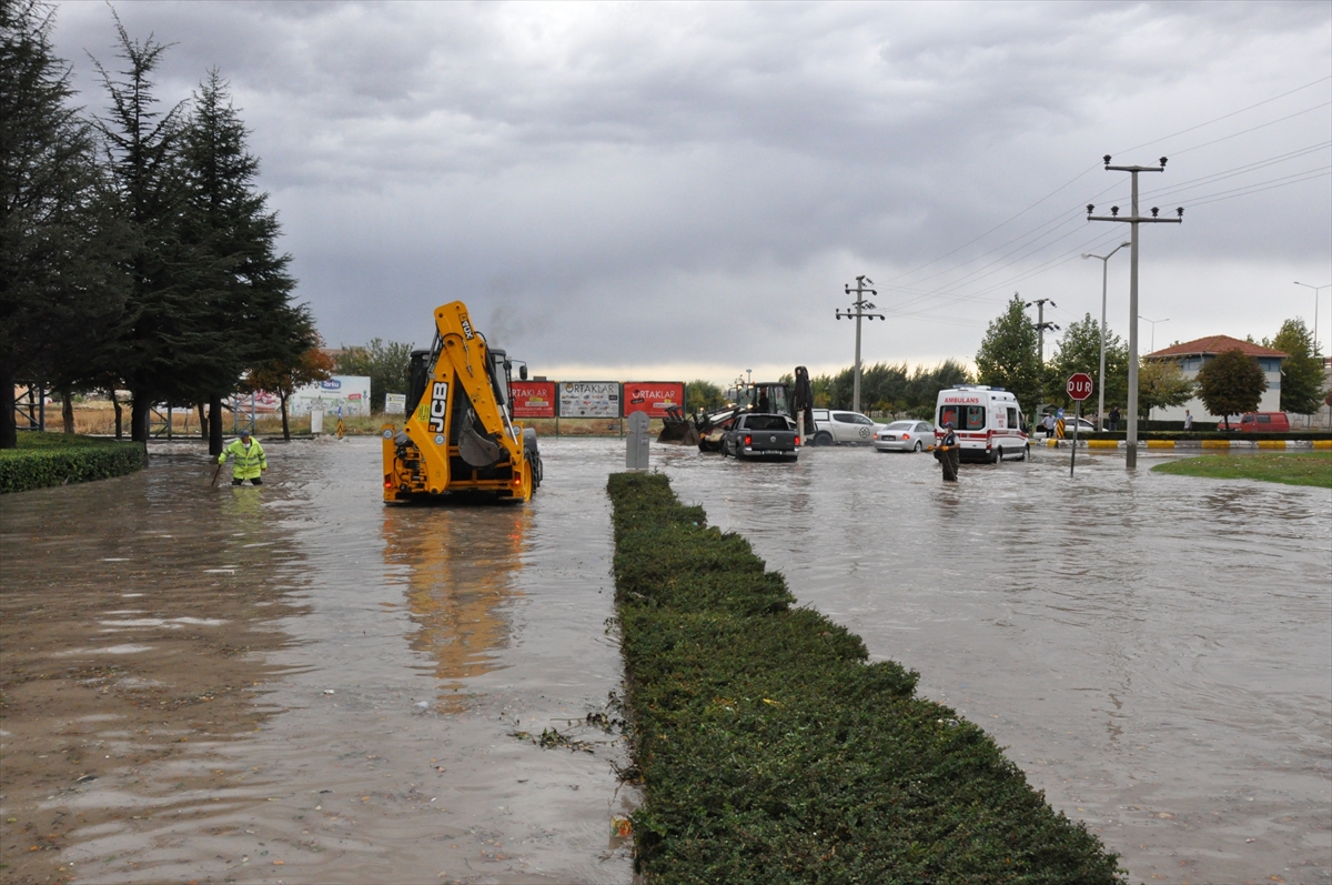 Eskişehir'de şiddetli yağış ve dolu, hayatı olumsuz etkiledi. Kentte öğleden sonra aniden bastıran dolu ve sağanak nedeniyle bazı cadde ve sokaklarda su birikintileri oluştu, yayalar ve sürücüler zor anlar yaşadı.