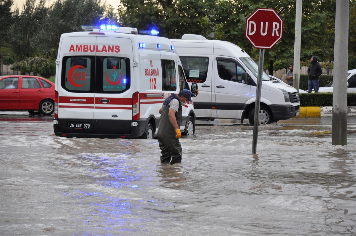 Eskişehir'de şiddetli yağış ve dolu, hayatı olumsuz etkiledi. Kentte öğleden sonra aniden bastıran dolu ve sağanak nedeniyle bazı cadde ve sokaklarda su birikintileri oluştu, yayalar ve sürücüler zor anlar yaşadı.