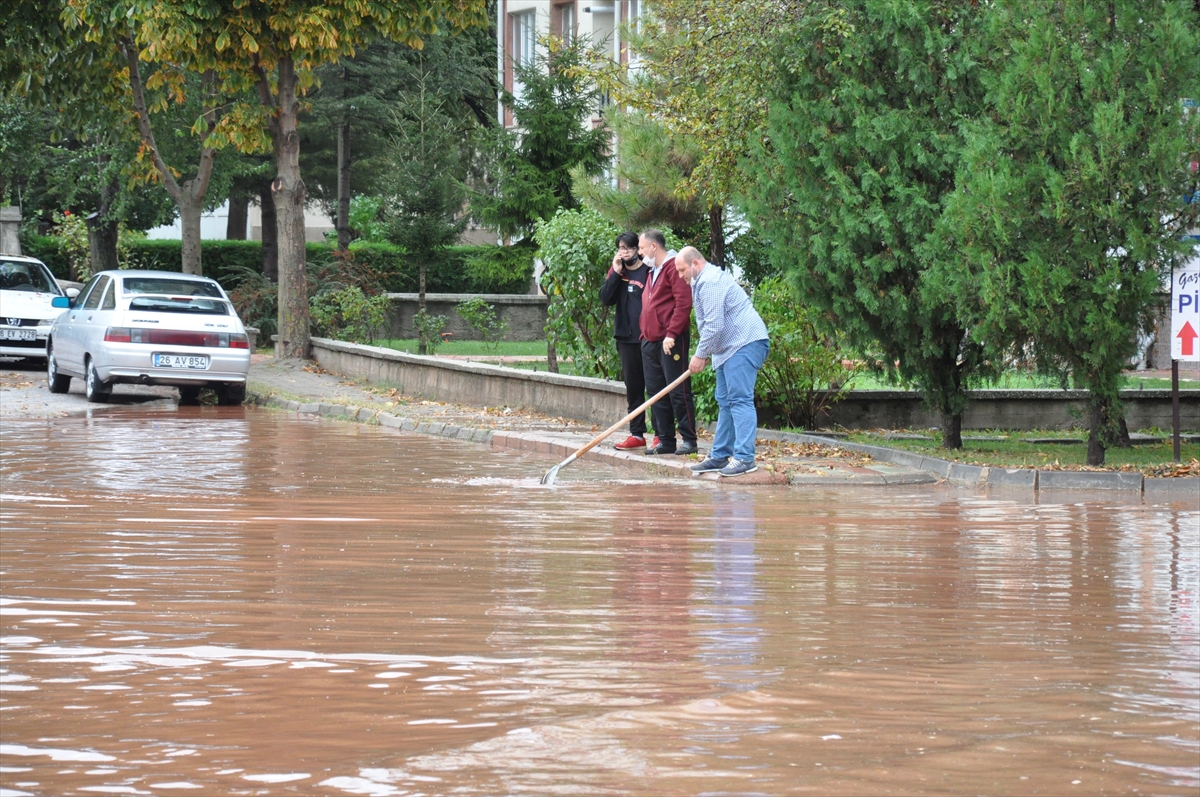 Eskişehir'de şiddetli yağış ve dolu, hayatı olumsuz etkiledi. Kentte öğleden sonra aniden bastıran dolu ve sağanak nedeniyle bazı cadde ve sokaklarda su birikintileri oluştu, yayalar ve sürücüler zor anlar yaşadı.