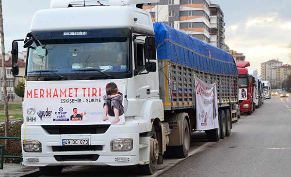 Eskişehir İnsan Hak ve Hürriyetleri İnsani Yardım Vakfı'nın (İHH) öncülüğünde Suriye'deki savaş mağdurları için sivil toplum kuruluşları ile birlikte hazırlanan 5 tır insani yardım malzemesi yola çıktı.