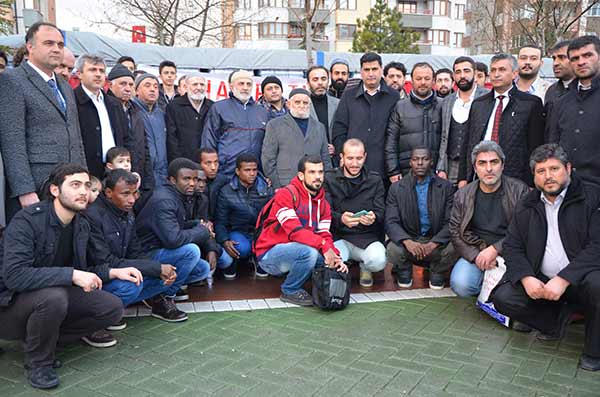 Eskişehir İnsan Hak ve Hürriyetleri İnsani Yardım Vakfı'nın (İHH) öncülüğünde Suriye'deki savaş mağdurları için sivil toplum kuruluşları ile birlikte hazırlanan 5 tır insani yardım malzemesi yola çıktı.