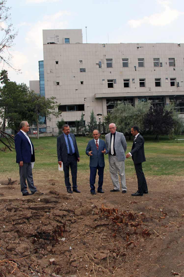 Eskişehir Büyükşehir Belediye Başkanı Yılmaz Büyükerşen'in de aralarından bulunduğu bir heyet, Türkiye Büyük Millet Meclisi (TBMM) Başkanı İsmail Kahraman'ı ziyaret etti.