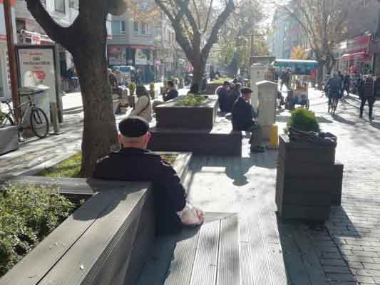 Yaşlıların sebzelerden kuruyemişe, Türk kahvesinden tuvalet kağıdına kadar pek çok ihtiyacını karşıladığı fotoğraf karelerine yansıdı. 