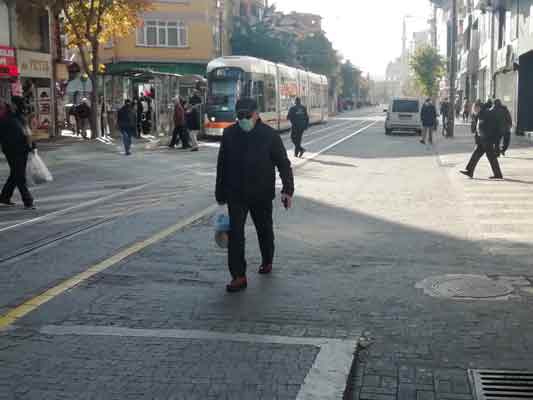 Eskişehir'de sokağa çıkma yasağı öncesi hem güneşin tadını çıkarmak isteyen hem de alışveriş yapmak isteyen vatandaşlar sokakları ve marketleri doldurdu.