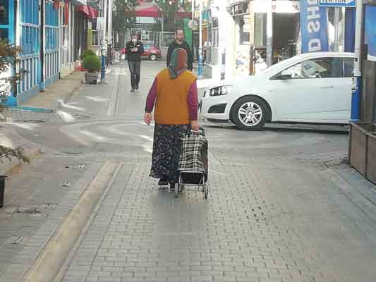 Eskişehir'de sokağa çıkma yasağı öncesi hem güneşin tadını çıkarmak isteyen hem de alışveriş yapmak isteyen vatandaşlar sokakları ve marketleri doldurdu.