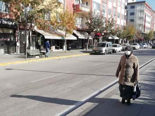 Eskişehir'de sokağa çıkma yasağı öncesi hem güneşin tadını çıkarmak isteyen hem de alışveriş yapmak isteyen vatandaşlar sokakları ve marketleri doldurdu.