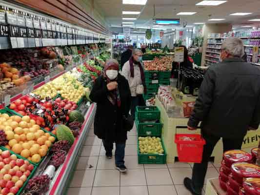 Eskişehir'de sokağa çıkma yasağı öncesi hem güneşin tadını çıkarmak isteyen hem de alışveriş yapmak isteyen vatandaşlar sokakları ve marketleri doldurdu.