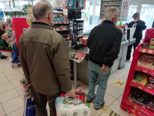 Eskişehir'de sokağa çıkma yasağı öncesi hem güneşin tadını çıkarmak isteyen hem de alışveriş yapmak isteyen vatandaşlar sokakları ve marketleri doldurdu.