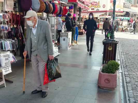 Bu süreyi iyi değerlendirmek isteyen vatandaşlar ihtiyaçlarını karşılamak için market ve çarşılara akın etti.