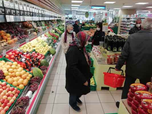 Saat 10.00-13.00 arasındaki insan yoğunluğunun çoğunu yaşlıların oluşturduğu gözlemlendi.