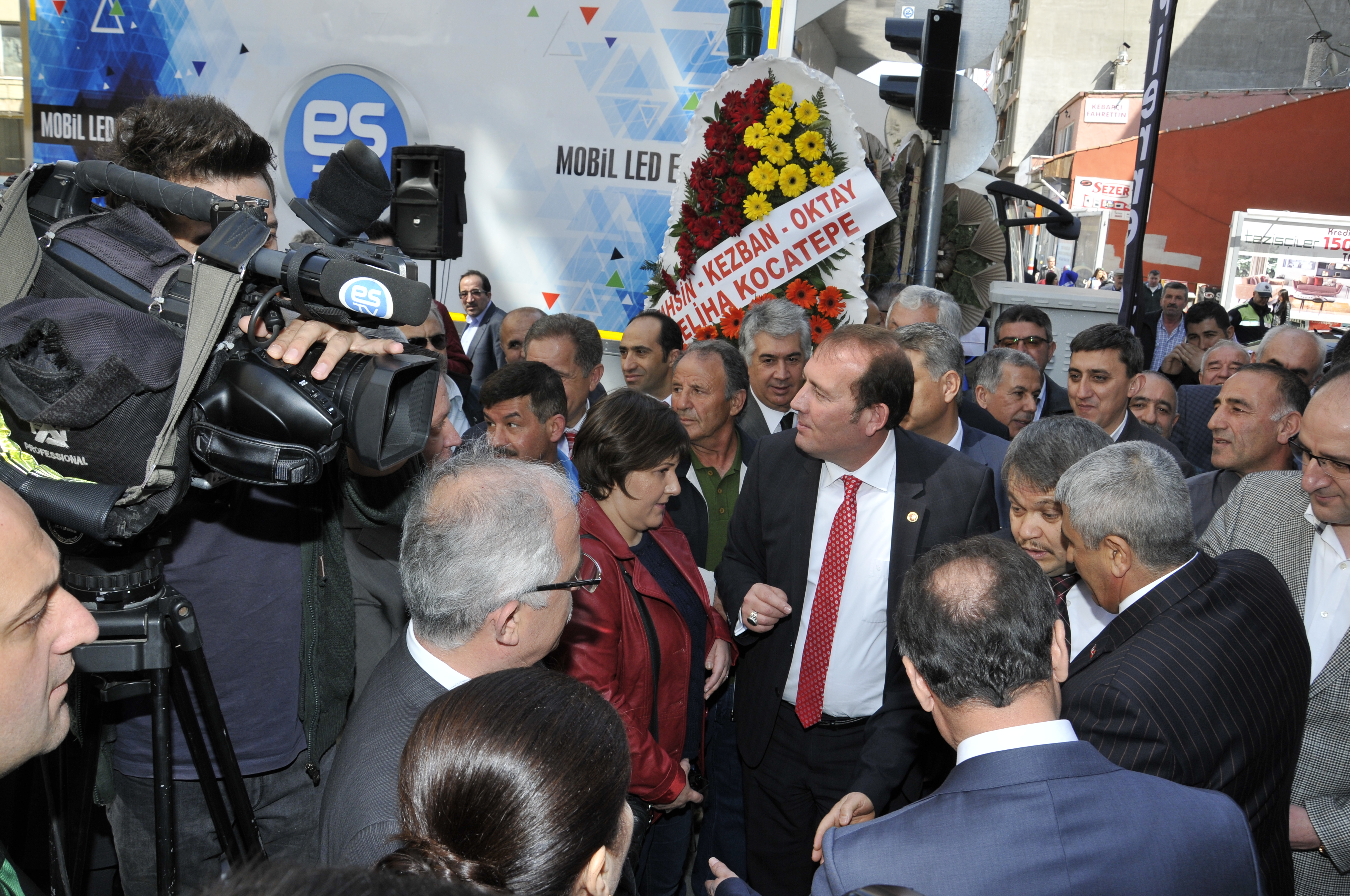 Eskişehir'e bir dünya markası daha kazandırıldı. Pierre Cardin Halı, geniş ürün yelpazesi ile hizmet verecek olan mağazasını Yunus Emre Caddesi'nde düzenlenen görkemli törenle açtı.