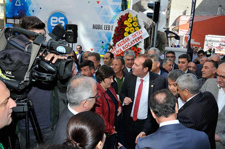 Eskişehir'e bir dünya markası daha kazandırıldı. Pierre Cardin Halı, geniş ürün yelpazesi ile hizmet verecek olan mağazasını Yunus Emre Caddesi'nde düzenlenen görkemli törenle açtı.