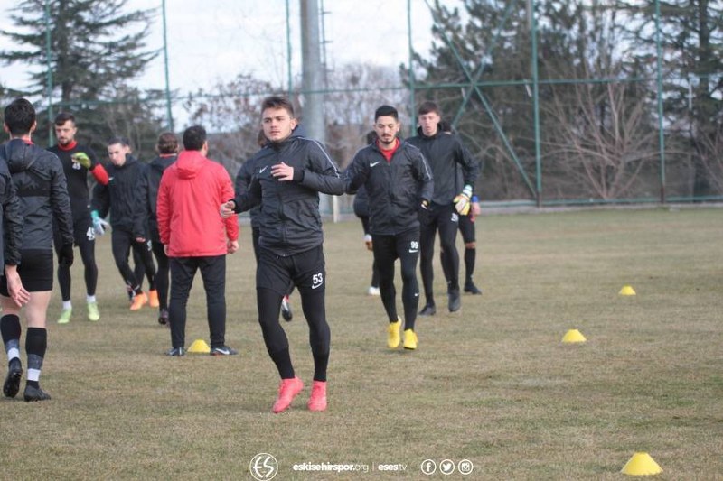 Eskişehirsporlu futbolcular verilen bir günlük iznin ardından dün Vali Hanefi Demirkol Tesisleri’nde Balıkesirspor maçı hazırlıkları kaldığı yerden devam etti.