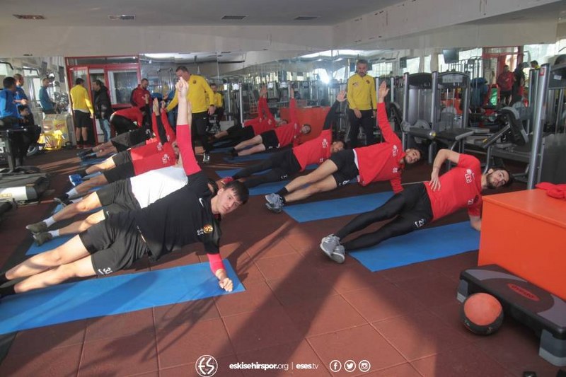 Eskişehirsporlu futbolcular verilen bir günlük iznin ardından dün Vali Hanefi Demirkol Tesisleri’nde Balıkesirspor maçı hazırlıkları kaldığı yerden devam etti.