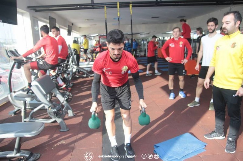 Eskişehirsporlu futbolcular verilen bir günlük iznin ardından dün Vali Hanefi Demirkol Tesisleri’nde Balıkesirspor maçı hazırlıkları kaldığı yerden devam etti.