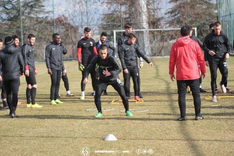 Eskişehirsporlu futbolcular verilen bir günlük iznin ardından dün Vali Hanefi Demirkol Tesisleri’nde Balıkesirspor maçı hazırlıkları kaldığı yerden devam etti.