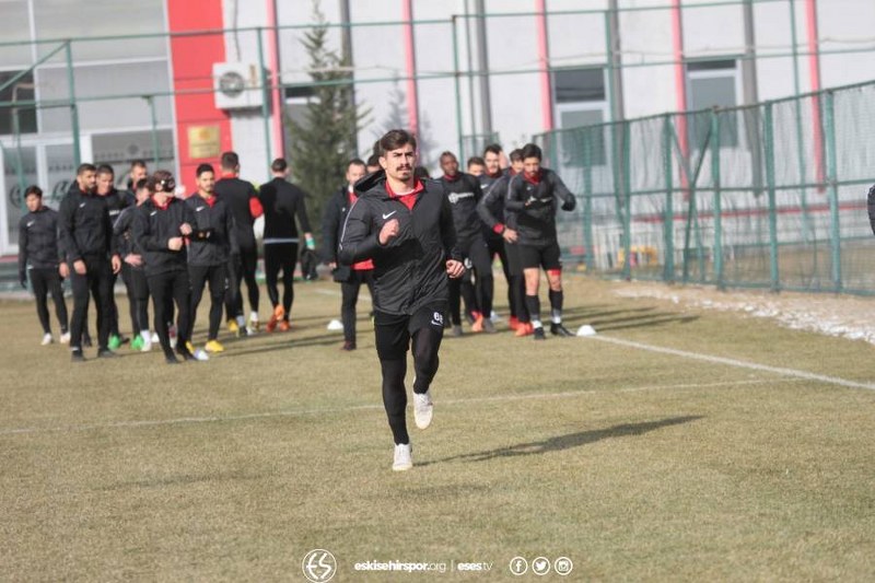 Eskişehirsporlu futbolcular verilen bir günlük iznin ardından dün Vali Hanefi Demirkol Tesisleri’nde Balıkesirspor maçı hazırlıkları kaldığı yerden devam etti.