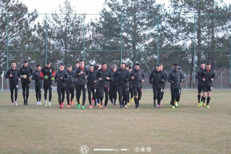 Eskişehirsporlu futbolcular verilen bir günlük iznin ardından dün Vali Hanefi Demirkol Tesisleri’nde Balıkesirspor maçı hazırlıkları kaldığı yerden devam etti.