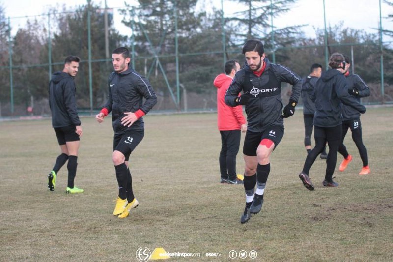 Eskişehirspor'da Mehmet Feyzi Yıldırım'ın dün doğum günüydü. Takım arkadaşları genç futbolcu için antrenman sonrası sürpriz pasta hazırlattı.