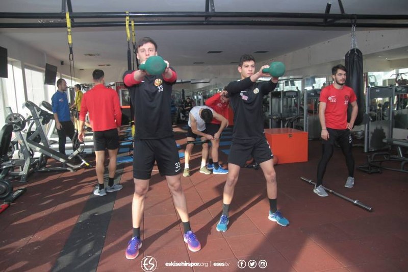 Eskişehirsporlu futbolcular verilen bir günlük iznin ardından dün Vali Hanefi Demirkol Tesisleri’nde Balıkesirspor maçı hazırlıkları kaldığı yerden devam etti.