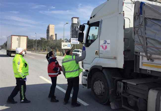 Araç yoğunluğu nedeniyle yaklaşık 3 kilometre uzunluğa erişen kuyruk, havadan görüntülendi. Öte yandan araçlarda sokağa çıkma yasağı bulunan 20 yaş altı ve 65 yaş üstü vatandaşlara ise rastlanmadı.