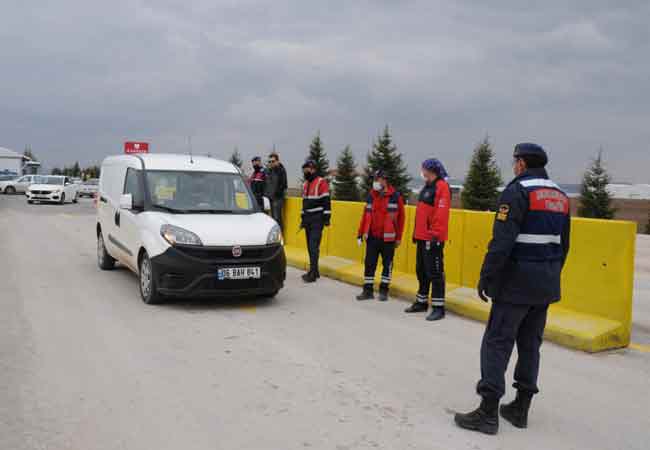 Öte yandan ekipler, denetimler esnasında 65 yaş ve üstü vatandaşların...