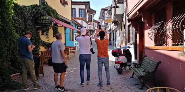 Şehir merkezinde Kurşunlu Külliyesi, Cam, Lületaşı ve Ney Atölyeleri ile Mevlevihane, Atlıhan El Sanatları Çarşısı, Odunpazarı Modern Müze (OMM), Balmumu Heykelleri Müzesi ve Osmangazi Üniversitesi Atlı Terapi Merkezi’ni gezen fotoğrafçılar, gezi programının ikinci günü ziyaret ettikleri Frig Vadisi’ndeki kültürel miraslardan oldukça etkilendiklerini belirtti.