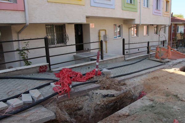 Ben o köprüyü bulana kadar zaten çukurun içerisine giriyorum. Eve girerken, çıkarken birilerini aramak zorunda kalıyorum. Tek yaşadığım için zorlanıyorum. Köşedeki bakkala bile giderken zorluk yaşıyorum. Kazılar açık duracağına üstü kapatılsa bizlerde sorun yaşamayız" ifadelerini kullandı.