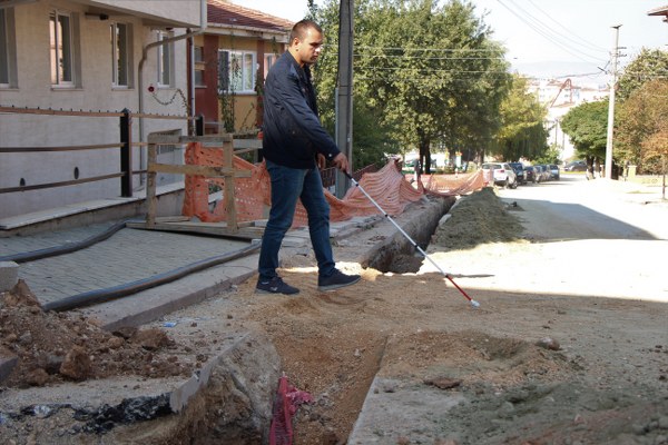 Eskişehir’de, bir elektrik şirketi tarafından sürdürülen çalışmalar sonucu evinin önüne kazılan çukurlar yüzünden zor anlar yaşayan görme engelli Adnan Yıldız, ilgililerin daha duyarlı olmasını bekliyor.