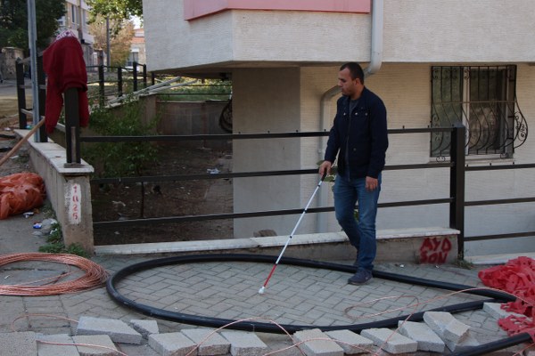 Eskişehir’de, bir elektrik şirketi tarafından sürdürülen çalışmalar sonucu evinin önüne kazılan çukurlar yüzünden zor anlar yaşayan görme engelli Adnan Yıldız, ilgililerin daha duyarlı olmasını bekliyor.