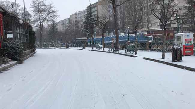 Kısıtlama kapsamında olmayan ve tedbir alarak dışarı çıkan vatandaşlar ise şemsiye ile yağıştan korunmaya çalıştı