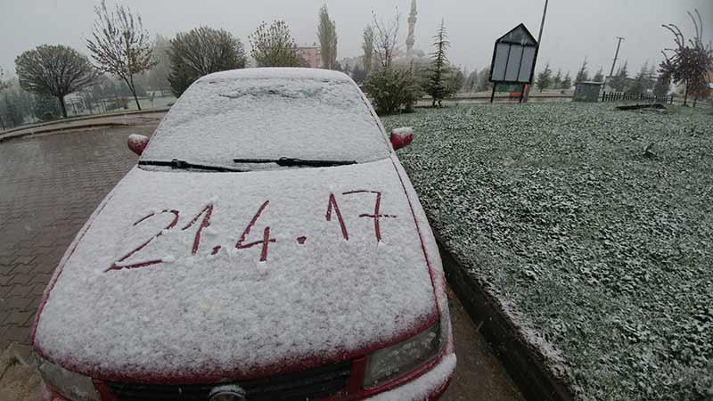 Eskişehir’de, sabahın erken saatlerinden itibaren özellikle kentin yüksek kesimlerinde etkili olan kar yağışı çevreyi yeniden beyaza bürüdü. 