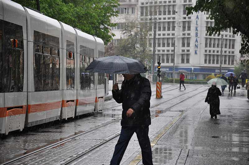 Eskişehir’de, sabahın erken saatlerinden itibaren özellikle kentin yüksek kesimlerinde etkili olan kar yağışı çevreyi yeniden beyaza bürüdü. 