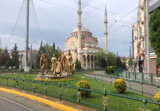 Şehrin birçok noktasında denetim gerçekleştiren polis ekipleri, dışarı çıkanların belgelerini kontrol ederek kısıtlama kapsamında olup olmadıklarına bakıyor.