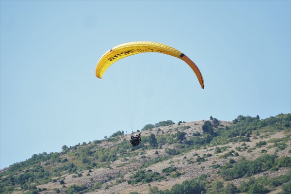 Çin’den Eskişehir’e gelen 8 öğrenci, Türk Hava Kurumu (THK) tarafından verilen eğitimle hayatlarında ilk defa yamaç paraşütü ile uçmanın tadını yaşadı. 