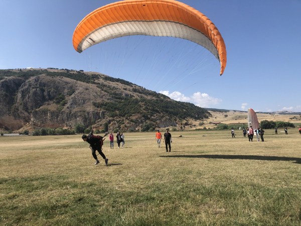 Çin’den Eskişehir’e gelen 8 öğrenci, Türk Hava Kurumu (THK) tarafından verilen eğitimle hayatlarında ilk defa yamaç paraşütü ile uçmanın tadını yaşadı. 