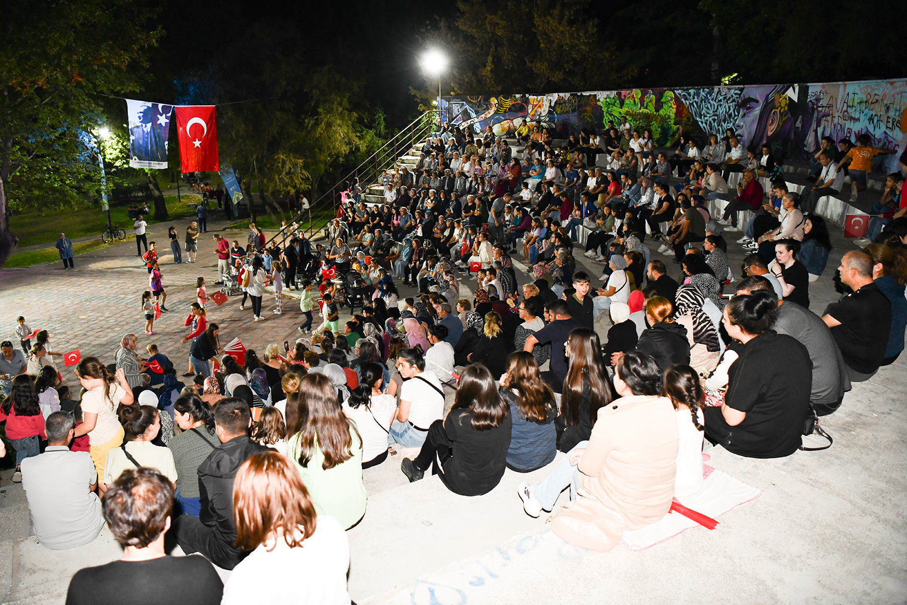 Tepebaşı Belediyesi tarafından düzenlenen konser programlarıyla Zafer Bayramı’nın 102’nci yılı coşkuyla kutlanıyor. 6 farklı mahallede 6 farklı sanatçı ile iki gün sürecek konser programının ilk gününde Eskişehirliler doyasıya eğlendi. 
