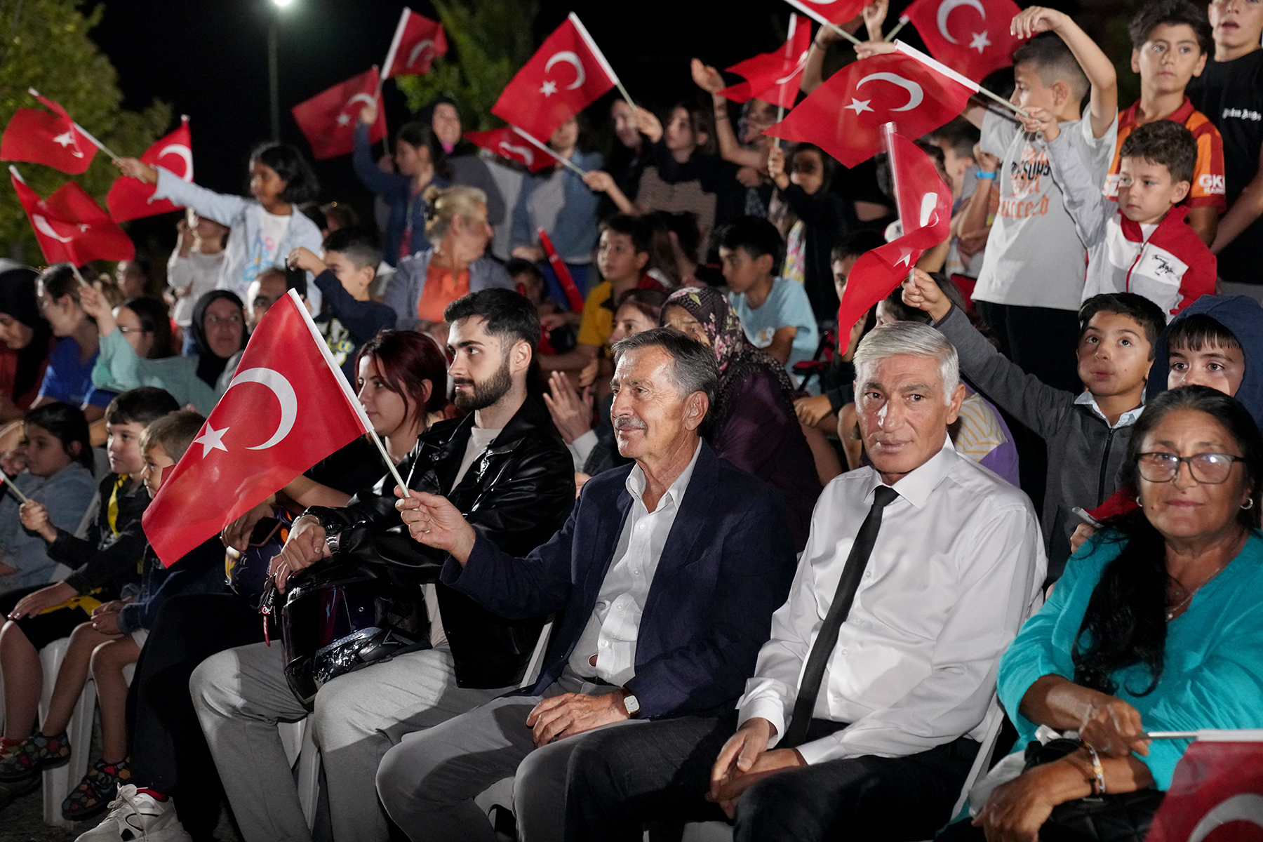 Tepebaşı Belediyesi tarafından düzenlenen konser programlarıyla Zafer Bayramı’nın 102’nci yılı coşkuyla kutlanıyor. 6 farklı mahallede 6 farklı sanatçı ile iki gün sürecek konser programının ilk gününde Eskişehirliler doyasıya eğlendi. 
