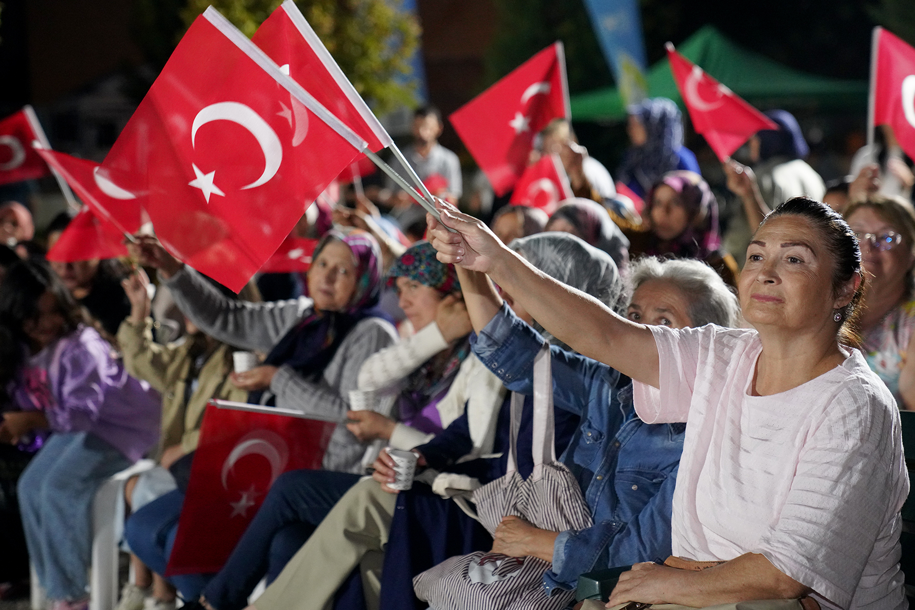 Tepebaşı Belediyesi tarafından düzenlenen konser programlarıyla Zafer Bayramı’nın 102’nci yılı coşkuyla kutlanıyor. 6 farklı mahallede 6 farklı sanatçı ile iki gün sürecek konser programının ilk gününde Eskişehirliler doyasıya eğlendi. 
