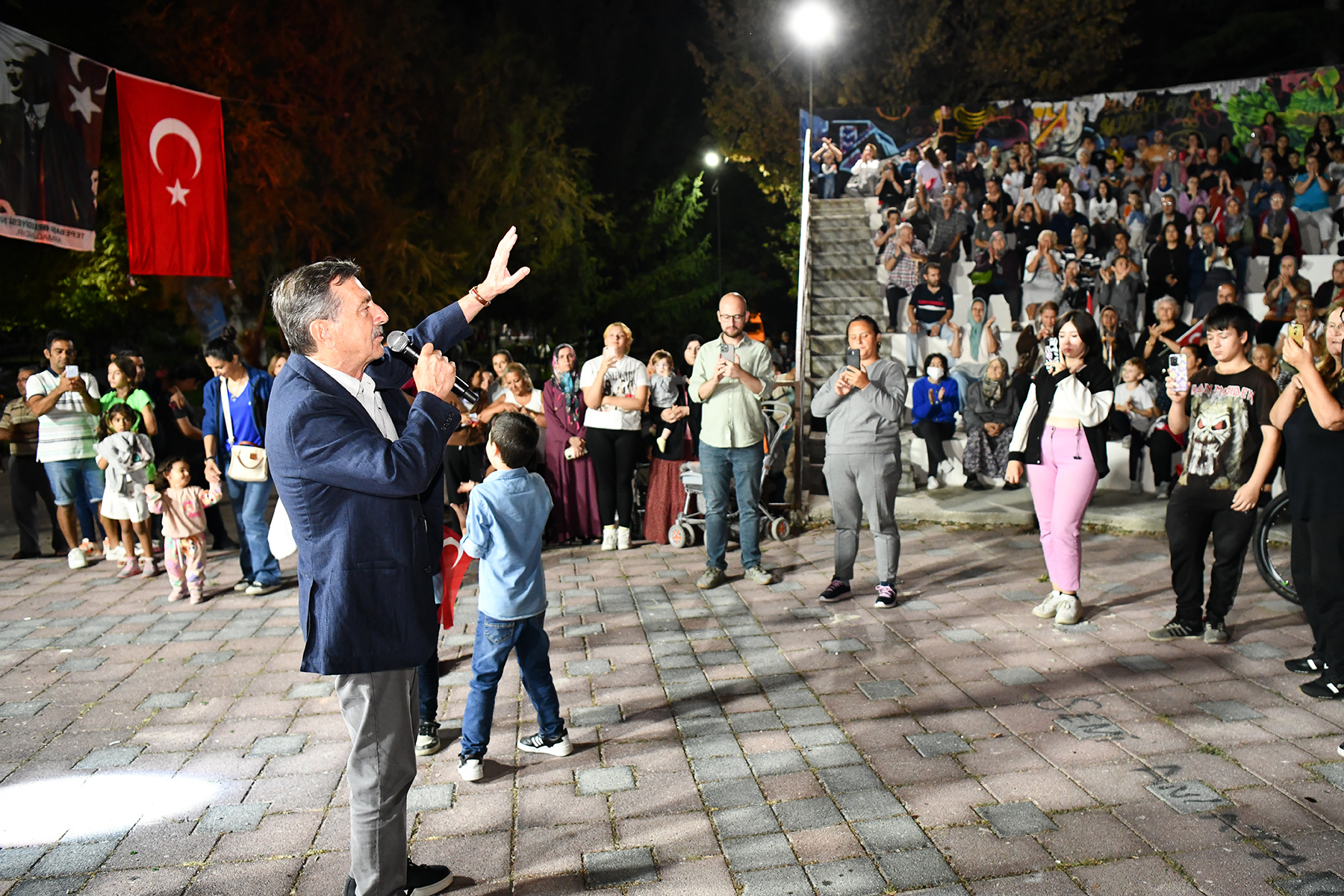 Tepebaşı Belediye Başkanı Dt. Ahmet Ataç da konser alanlarını dolduran 7’den 77’ye tüm mahalle sakinleri ile birlikte sanatçıların seslendirdiği şarkı ve marşlara eşlik etti. 