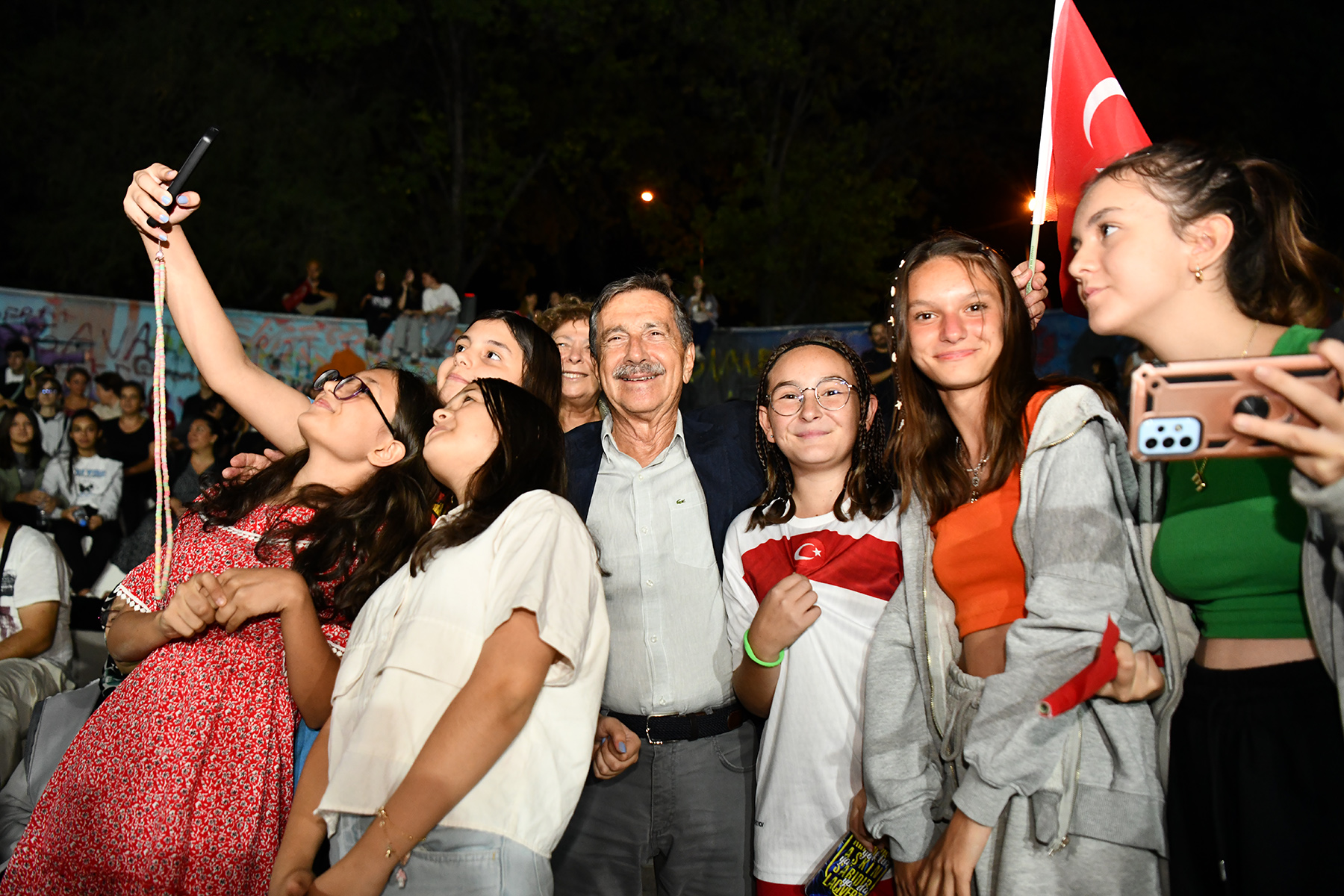 Konser programlarında konuşan Başkan Ataç, “Ulu Önder Gazi Mustafa Kemal Atatürk'ün, Dumlupınar'da 26 Ağustos 1922'de günün ilk ışıklarıyla 'Ordular, ilk hedefiniz Akdeniz'dir, ileri!' komutuyla başlayan Büyük Taarruz, 30 Ağustos günü Başkomutanlık Meydan Muharebesi'nde kazanılan büyük zaferle sonuçlandı. 30 Ağustos Zafer Bayramı’nın 102'nci yıldönümünde de milletçe aynı coşku ve heyecanı paylaşıyor, Ata’mıza olan sevgi ve özlemi hep birlikte yüreğimizde hissediyoruz. Bizler de 30 Ağustos ruhunu yaşatarak, ülkemizi ve kentimizi daha da ileriye götürmek üzere var gücümüzle çalışıyoruz. Ulu Önder Atatürk'ün açtığı bu yolda, Ata’mızın ilke ve hedeflerinden sapmadan, gençlerimizin gelecek adına umutlu olması için çalışıyoruz. Kadınlarımızın yüzünün güldüğü, Eskişehirlilerin mutlu ve huzurla yaşadığı, çağdaş, aydınlık, özgür, demokratik bir Türkiye için çalışıyoruz. 30 Ağustos Zafer Bayramımız kutlu olsun” dedi. 