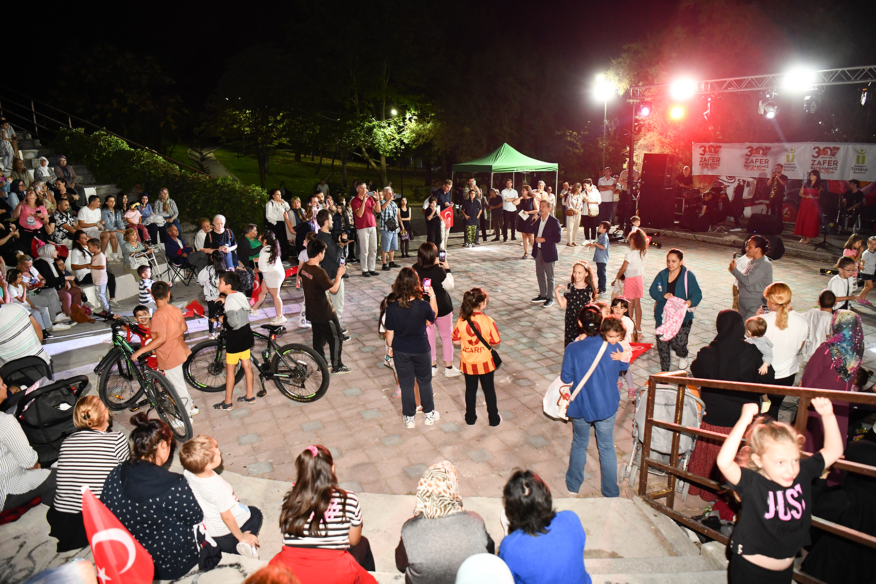 Konser programlarına Tepebaşı Belediye Başkanı Dt. Ahmet Ataç’ın yanı sıra meclis üyeleri ve mahalle muhtarları da katıldı.