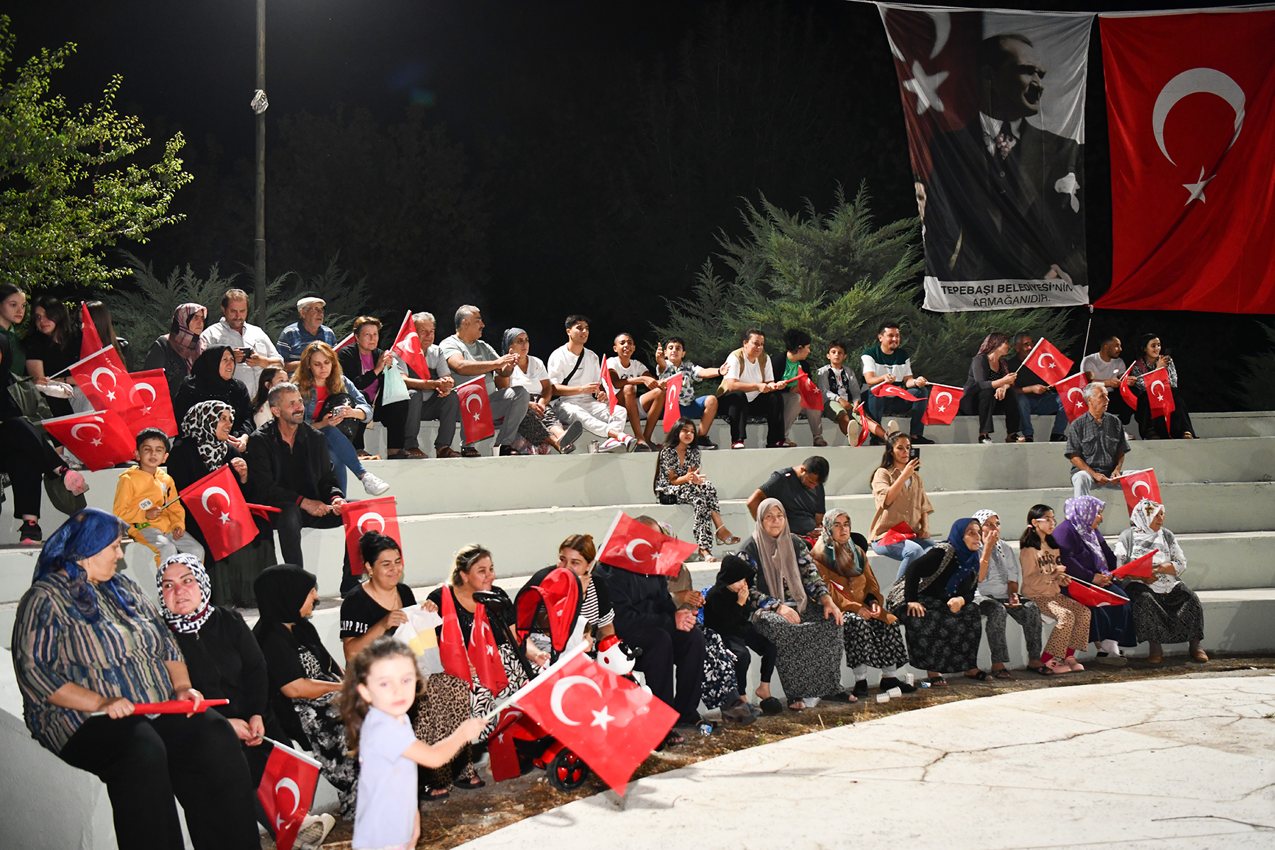 Tepebaşı Belediyesi tarafından düzenlenen konser programlarıyla Zafer Bayramı’nın 102’nci yılı coşkuyla kutlanıyor. 6 farklı mahallede 6 farklı sanatçı ile iki gün sürecek konser programının ilk gününde Eskişehirliler doyasıya eğlendi. 
