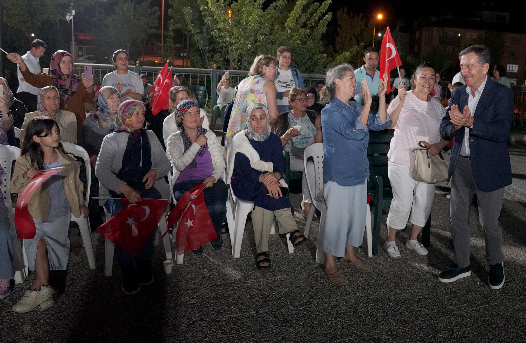 Tepebaşı Belediyesi tarafından düzenlenen konser programlarıyla Zafer Bayramı’nın 102’nci yılı coşkuyla kutlanıyor. 6 farklı mahallede 6 farklı sanatçı ile iki gün sürecek konser programının ilk gününde Eskişehirliler doyasıya eğlendi. 
