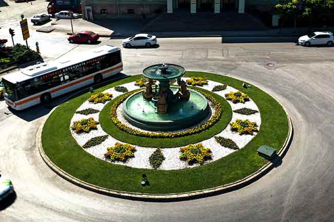 Eskişehir Büyükşehir Belediyesi’nin kendi seralarında yetiştirdiği rengarenk çiçekler havaların ısınmasıyla birlikte cadde, bulvar ve meydanlardaki yerlerini almaya başladı